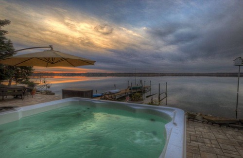 Cayuga Casa | Lago Cayuga casa frente al lago de 4 dormitorios para 10 personas con Bañera de hidromasaje