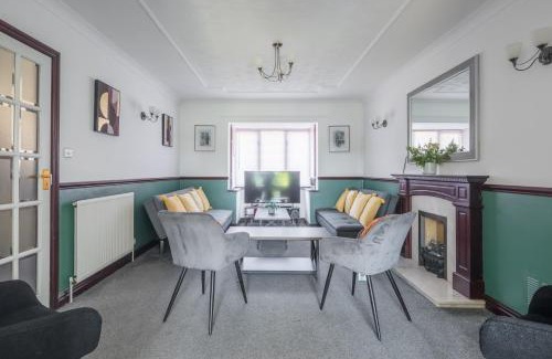 Peterborough Apartamento | CB Stays -Spacious 5 BR Family Retreat in Foxdale