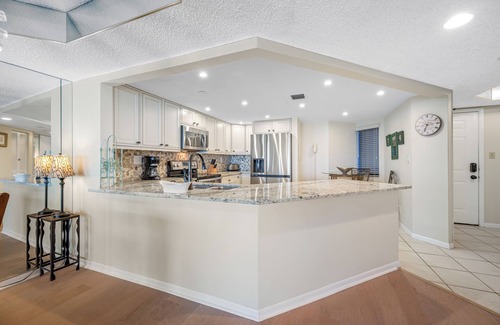 Sand Key Condominio | CBC 1-11B - 2 Bedroom Gulf Front Condo with pool & Hot tub!