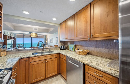 Sand Key Condominio | CBC 1-18C – Beach Front, Pool, Hot Tub, Tennis, Gym & Sauna!