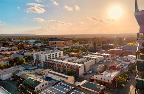 Adelaide Central Business District Apartamento | CBD Stunning High Floor View - FREE Parking FREE Netflix FREE Gym FREE Pool FREE Sauna FREE Coffee