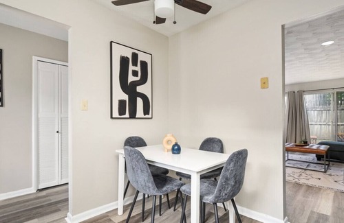 Heath Apartamento | Cedar and Oak - 2 BR, One Story Apartment, King Beds, Private Patio