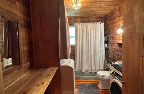 East Glacier Park Cabina | Cedar Cabin Cozy 2-Bedroom next to Glacier Park