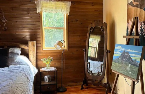 East Glacier Park Cabina | Cedar Cabin Cozy 2-Bedroom next to Glacier Park