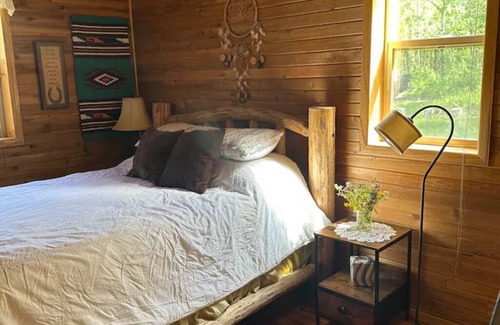 East Glacier Park Cabina | Cedar Cabin Cozy 2-Bedroom next to Glacier Park