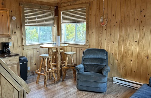 Plentywood Cabina | Cedar cabin. Fully equipped. Sleeps 3 comfortably.