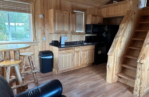 Plentywood Cabina | Cedar cabin. Fully equipped. Sleeps 3 comfortably.
