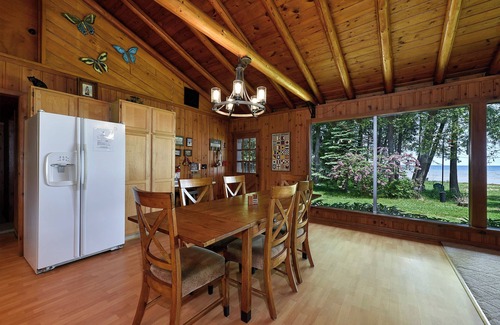 Ingalls Cabina | CEDAR CABIN on the BAY (Lago Michigan - Green Bay): ¡Alquiler todo el año! ¡Cabaña frente al lago que admite mascotas!