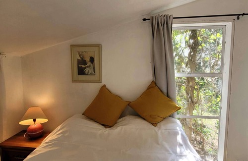 Powell River Cabina | Quaint old Cedar Cottage 2 Bedroom Near Lund