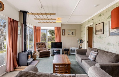 Te Rangiita Casa | Cedar Cottage - Tauranga Taupo Holiday Home