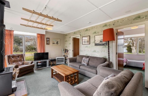 Te Rangiita Casa | Cedar Cottage - Tauranga Taupo Holiday Home