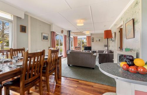 Te Rangiita Casa | Cedar Cottage - Tauranga Taupo Holiday Home