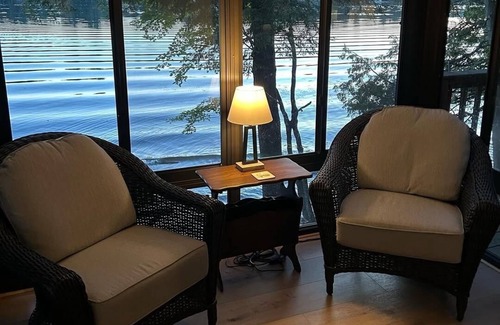 Muskoka Lakes Cabaña | Cedar Cove Cottage-Firepit, Dock, Kayak, Renovated