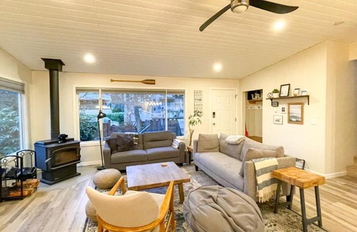 Tuwanek Casa | Cedar Creek Cottage 3BR - Welcome to your Oasis Steps from the Beach