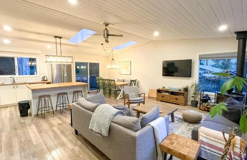 Tuwanek Casa | Cedar Creek Cottage 3BR - Welcome to your Oasis Steps from the Beach