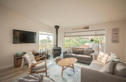 Tuwanek Casa | Cedar Creek Cottage 3BR - Welcome to your Oasis Steps from the Beach