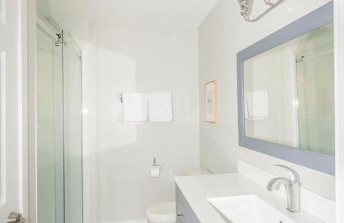 Tuwanek Casa | Cedar Creek Cottage 4BR - Welcome to Your Private Oasis Steps from the Beach