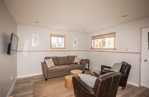Tuwanek Casa | Cedar Creek Cottage 4BR - Welcome to Your Private Oasis Steps from the Beach