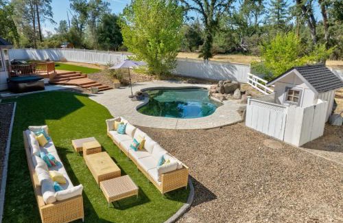 Oakhurst Casa | Cedar Creek Lodge with POOL/hot tub/sleeps 24