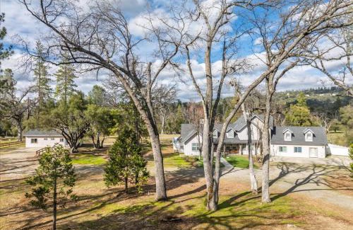 Oakhurst Casa | Cedar Creek Lodge with POOL/hot tub/sleeps 24