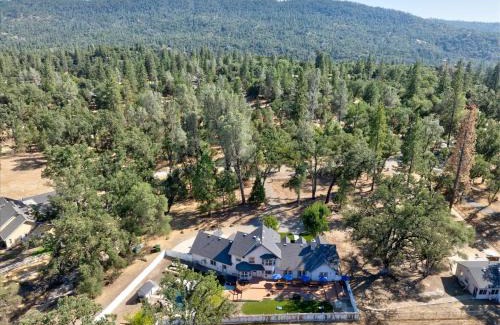 Oakhurst Casa | Cedar Creek Lodge with POOL/hot tub/sleeps 24
