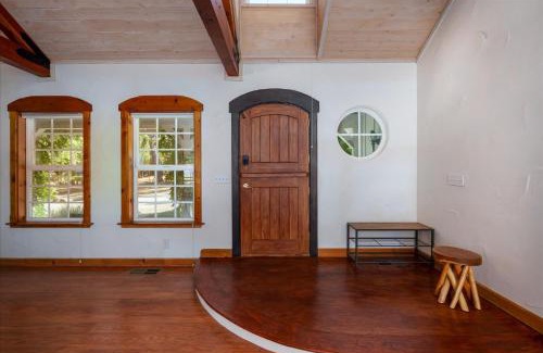 Oakhurst Casa | Cedar Creek Lodge with POOL/hot tub/sleeps 24