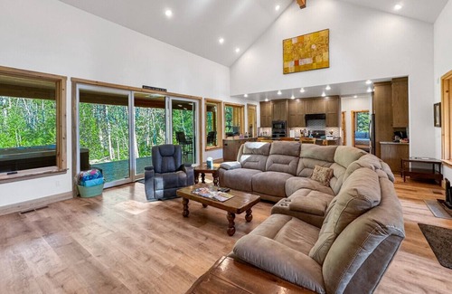 McCall Apartamento | Picturesque Cedar Retreat w/ Hot Tub