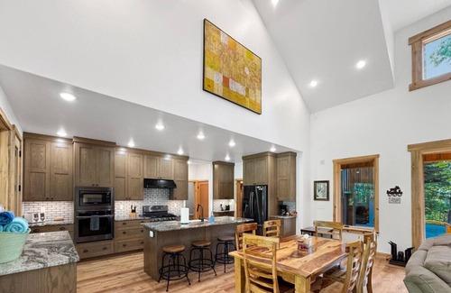 McCall Apartamento | Picturesque Cedar Retreat w/ Hot Tub
