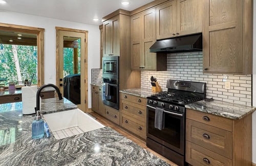 McCall Apartamento | Picturesque Cedar Retreat w/ Hot Tub