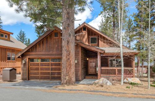 Truckee Casa | Cedar Crest at Winter Creek by Tahoe Getaways - 3BR, Walk to Ice Skating, Near Downtown and Northstar with Private Hot Tub!