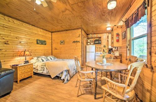 Davis Casa | Cedar Falls Cabin 5 half Mile to Turner Falls