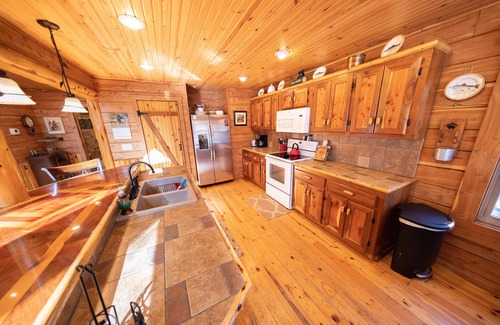 Buffalo City Cabina | Cedar Gable - Rileys Outfitter