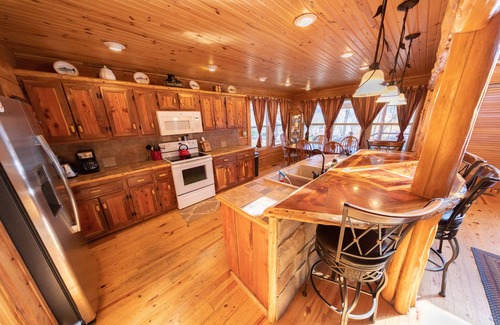 Buffalo City Cabina | Cedar Gable - Rileys Outfitter
