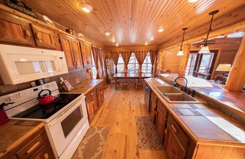 Buffalo City Cabina | Cedar Gable - Rileys Outfitter