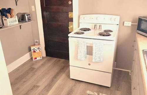 Florence Casa | Cedar Gray is a charming 3-bedroom located one block from historic downtown.