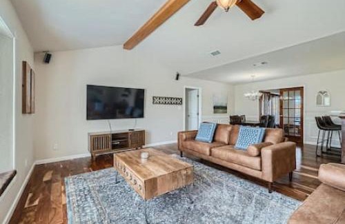 Cedar Creek Casa | Cedar Hill Ranch and Country Retreat for Large Groups