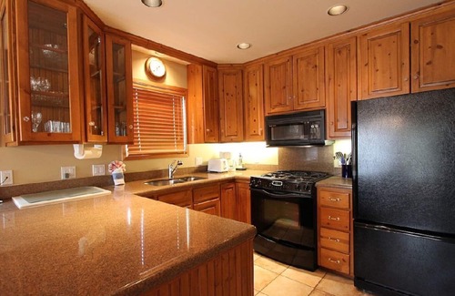 Upper Village Chalet De Esquí | CEDAR HOLLOW 11 | Ski-In, Ski-Out | Huge Living Space | Private Hot Tub & Garage