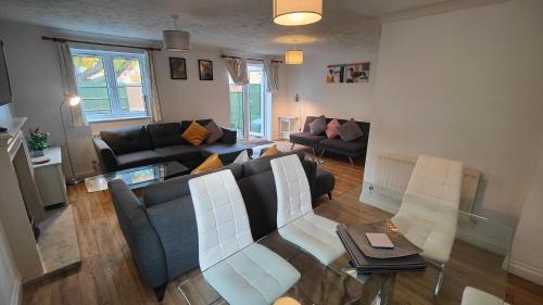Eastleigh Casa | CEDAR HOUSE - Spacious 4Bedroom House 2Bath Kitchen SmartTV Lounge Garden Wifi FreeParking