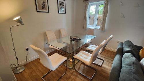 Eastleigh Casa | CEDAR HOUSE - Spacious 4Bedroom House 2Bath Kitchen SmartTV Lounge Garden Wifi FreeParking