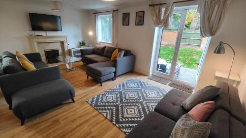 Eastleigh Casa | CEDAR HOUSE - Spacious 4Bedroom House 2Bath Kitchen SmartTV Lounge Garden Wifi FreeParking