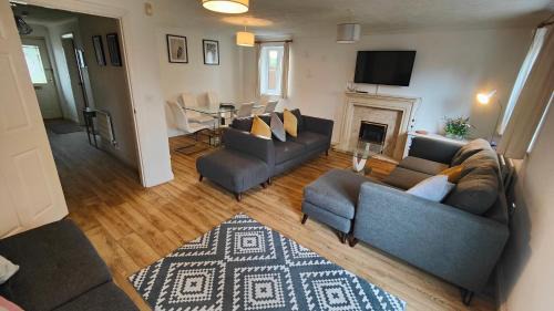 Eastleigh Casa | CEDAR HOUSE - Spacious 4Bedroom House 2Bath Kitchen SmartTV Lounge Garden Wifi FreeParking