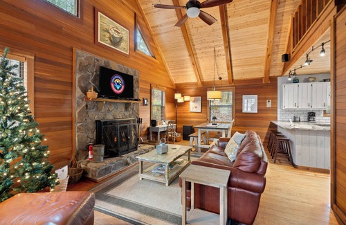 Suches Cabina | Cedar Knoll - Secluded w/hot tub - Toccoa River Access - Dog-Friendly