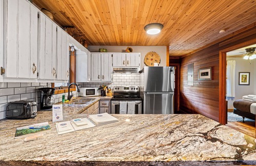 Suches Cabina | Cedar Knoll - Secluded w/hot tub - Toccoa River Access - Dog-Friendly