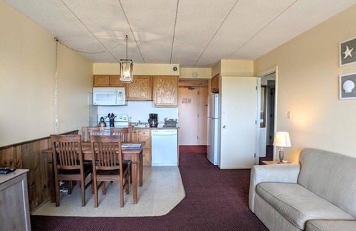 Weirs Beach Condominio | Cedar Lodge 202. 1 bedroom condo with Lake Winni views!