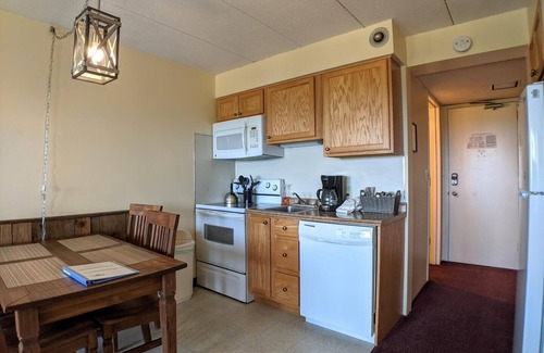Weirs Beach Condominio | Cedar Lodge 202. 1 bedroom condo with Lake Winni views!