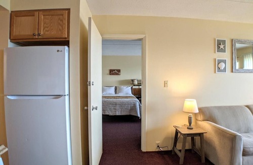 Weirs Beach Condominio | Cedar Lodge 202. 1 bedroom condo with Lake Winni views!