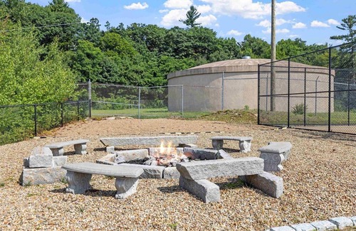 Weirs Beach Apartamento | Cedar Lodge Room-Private Balcony Close to Weirs!