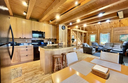 Boothbay Cabina | Cedar Lodge - Upscale Cabin on Knickerbocker Lake!