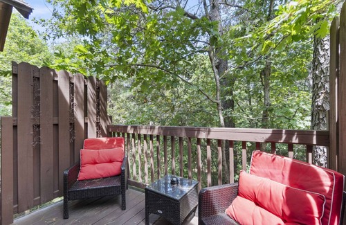 Eureka Springs Cabaña | Cedar Manor Treehouse with Jacuzzi