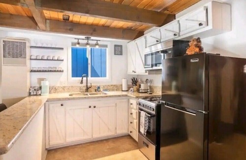 Arrowbear Lake Cama Y Desayuno | Cedar-Mountain Cabin minutes away from Big Bear!